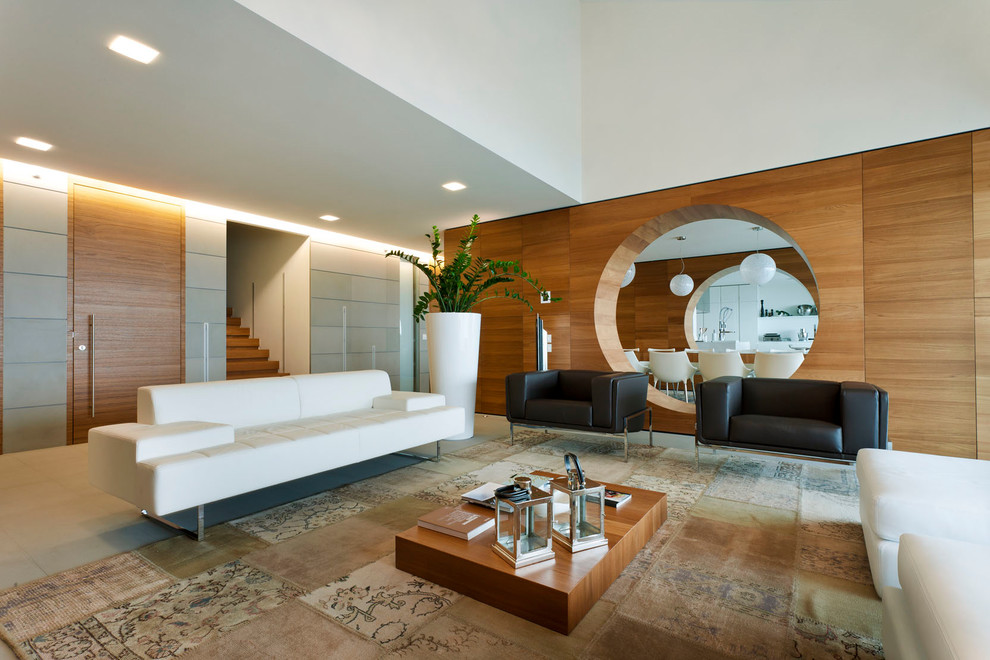 Пример оригинального дизайна: гостиная комната в стиле модернизм с коричневыми стенами и бежевым полом