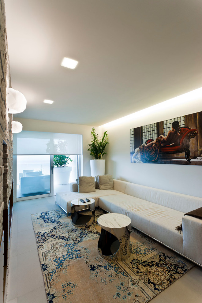 Diseño de sala de estar moderna con paredes blancas y suelo gris