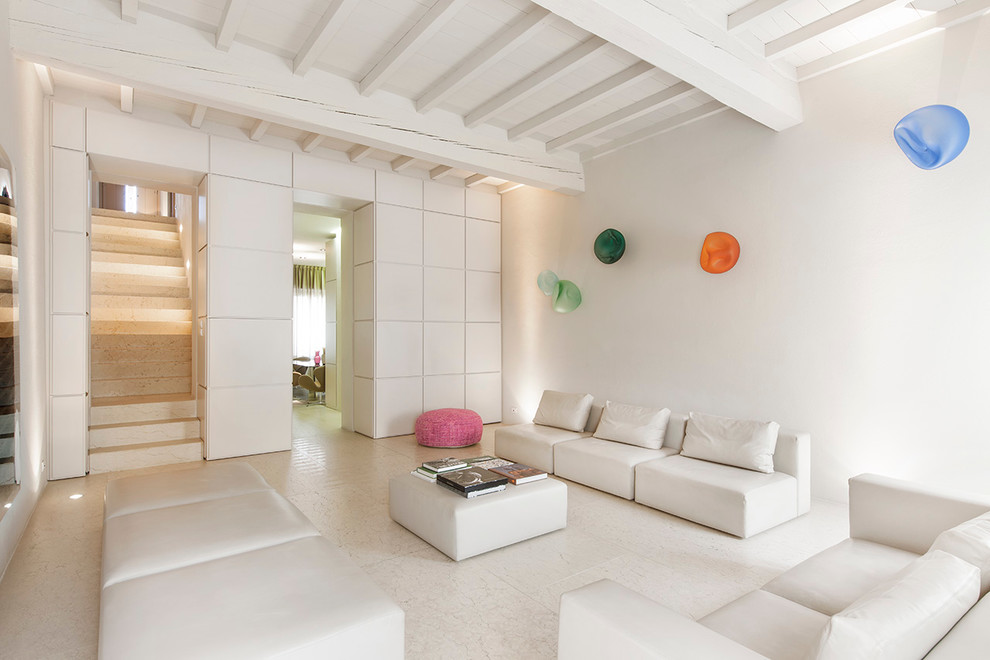 Foto de sala de estar abierta contemporánea grande con paredes blancas y suelo de mármol