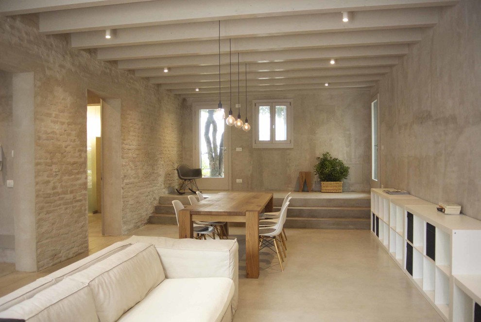 Идея дизайна: гостиная комната в современном стиле с серыми стенами и полом из керамогранита