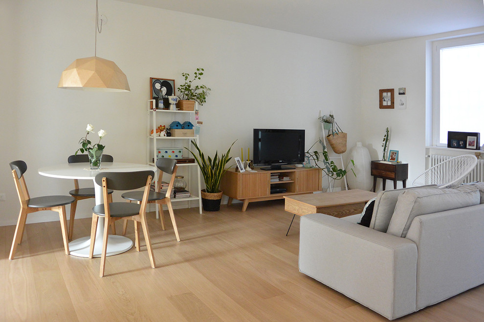 Idee per un soggiorno scandinavo di medie dimensioni e aperto con pareti bianche, parquet chiaro e TV autoportante