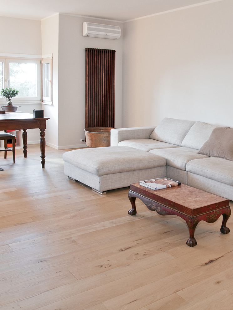 Foto di un soggiorno minimal aperto con pareti bianche e parquet chiaro