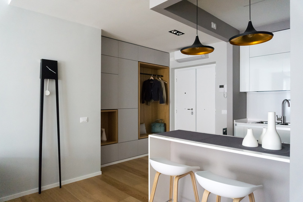 Свежая идея для дизайна: открытая гостиная комната среднего размера в скандинавском стиле с серыми стенами и светлым паркетным полом - отличное фото интерьера