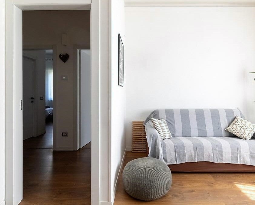Ispirazione per un piccolo soggiorno contemporaneo aperto con pareti bianche, parquet scuro e pavimento marrone