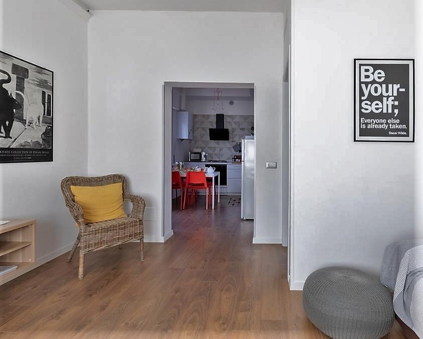 Esempio di un piccolo soggiorno contemporaneo aperto con pareti bianche, parquet scuro e pavimento marrone