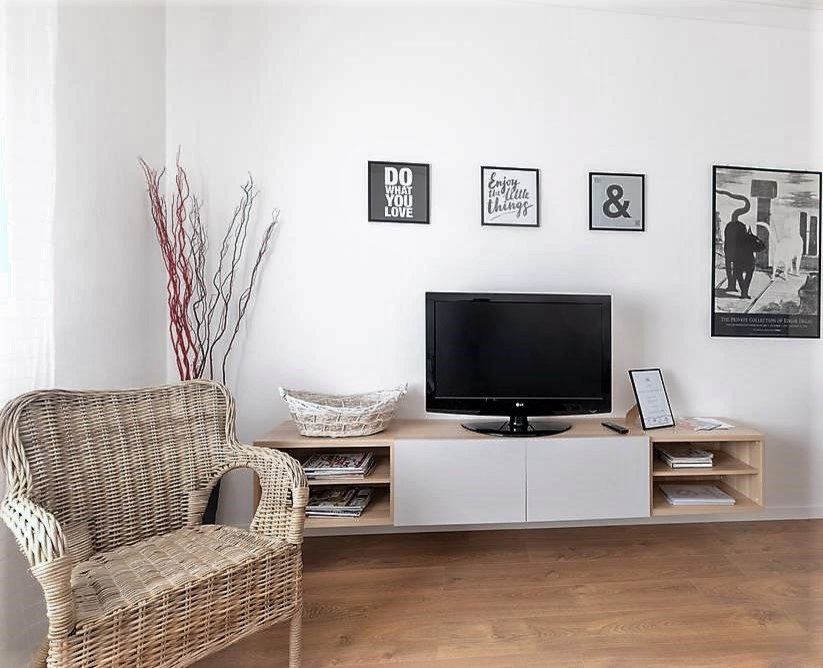 Ispirazione per un piccolo soggiorno minimal con pareti bianche, parquet scuro, TV autoportante e pavimento marrone