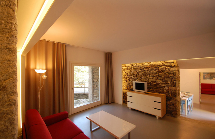 Idée de décoration pour une salle de séjour design de taille moyenne et ouverte avec un mur blanc, sol en béton ciré et un sol gris.