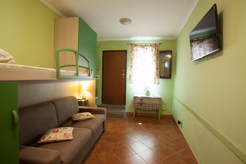 Idee per un piccolo soggiorno contemporaneo stile loft con pareti verdi e TV a parete