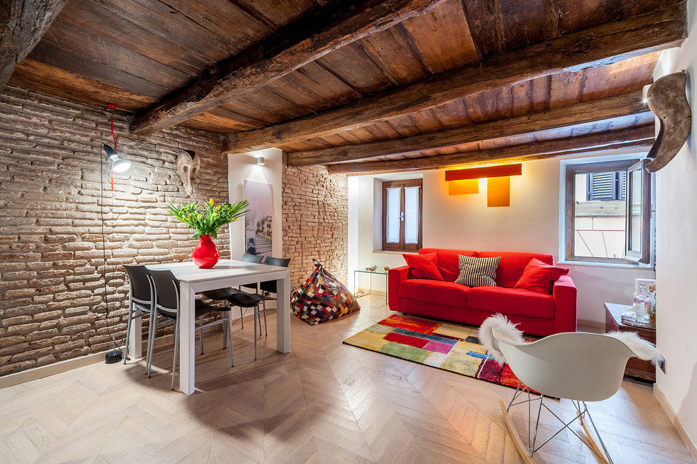 Mittelgroßes, Offenes Landhaus Wohnzimmer mit weißer Wandfarbe, hellem Holzboden und beigem Boden in Rom