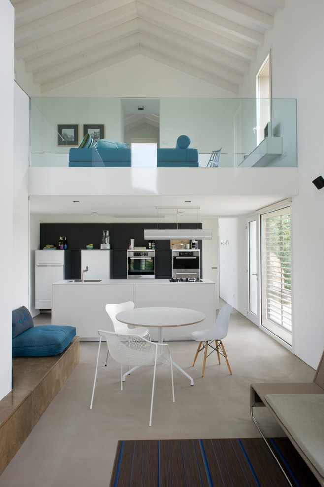 Großes, Offenes Modernes Wohnzimmer mit weißer Wandfarbe in Sonstige