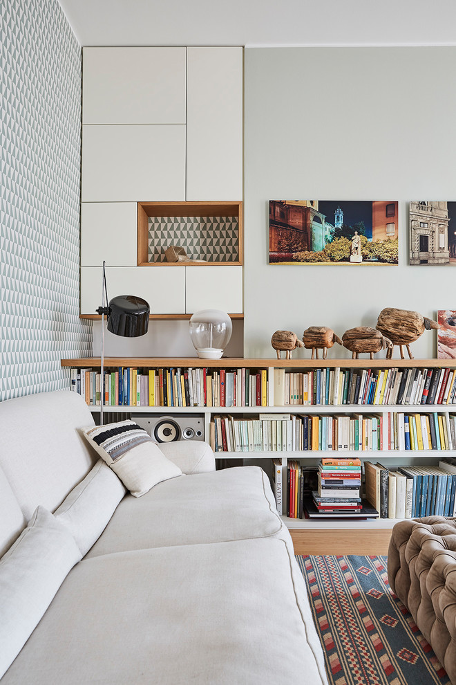 Foto di un soggiorno minimal con pareti grigie, pavimento in legno massello medio e pavimento beige