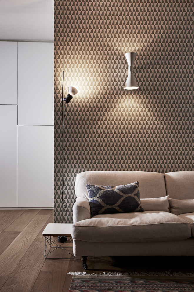 Modernes Wohnzimmer mit brauner Wandfarbe, hellem Holzboden und beigem Boden in Mailand