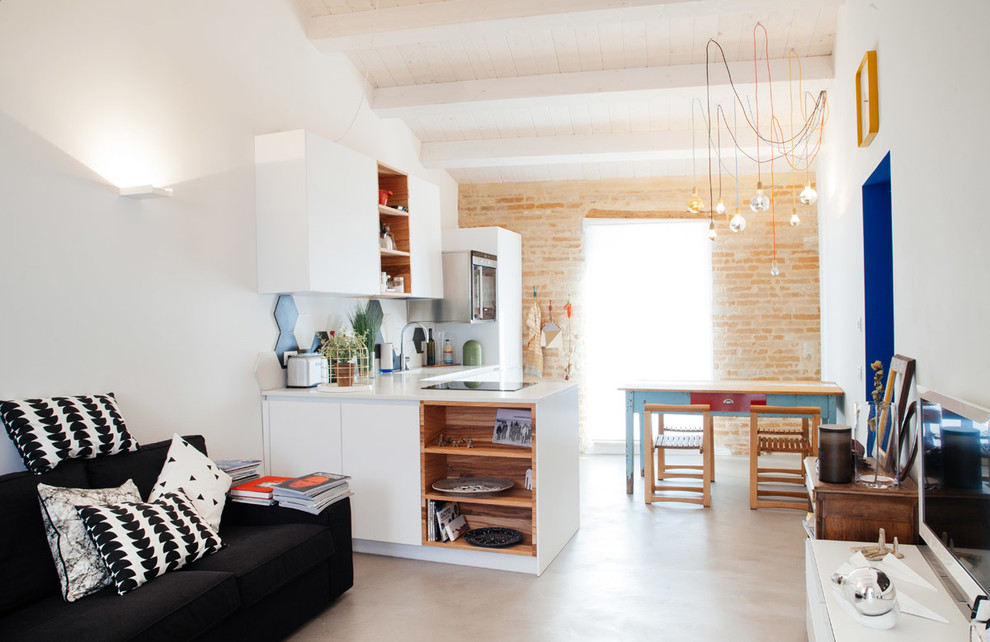 Modernes Wohnzimmer mit weißer Wandfarbe, Betonboden und freistehendem TV in Sonstige