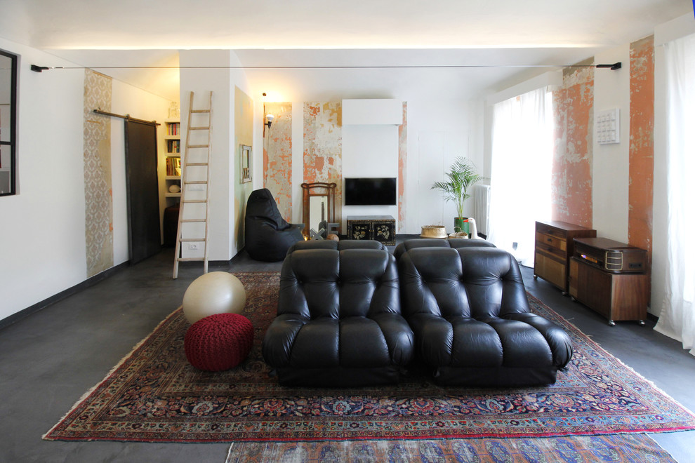 Idee per un soggiorno bohémian chiuso con pareti bianche, TV a parete, sala formale, pavimento in cemento e pavimento grigio