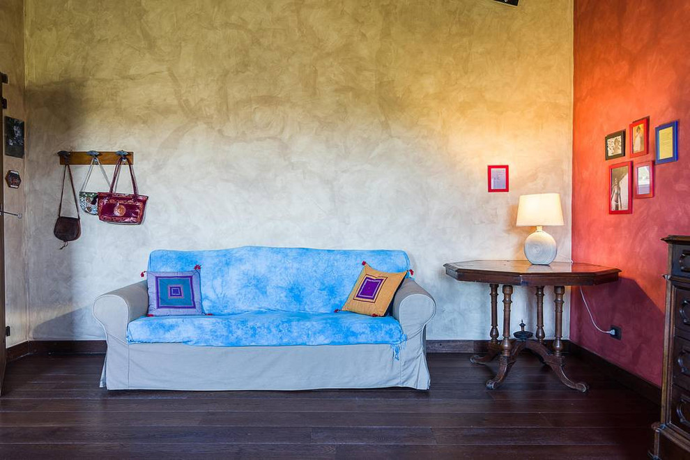 На фото: гостиная комната среднего размера в восточном стиле с разноцветными стенами, темным паркетным полом и коричневым полом с