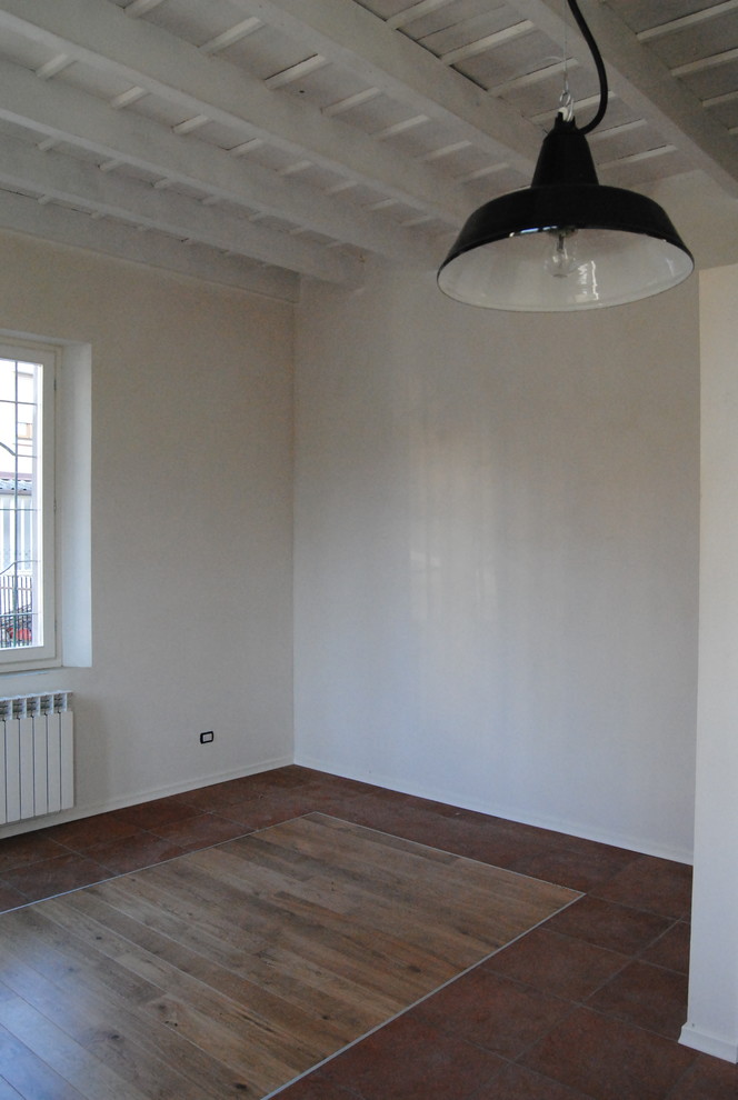 Idee per un piccolo soggiorno rustico con pareti bianche, parquet scuro e pavimento marrone