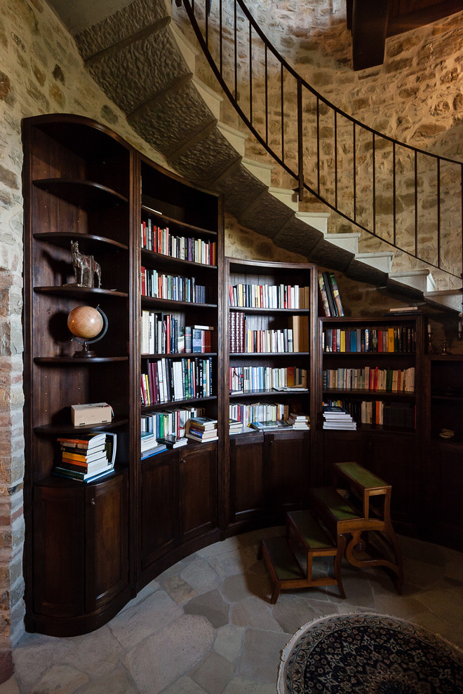 Modelo de sala de estar con biblioteca mediterránea con paredes grises y suelo gris