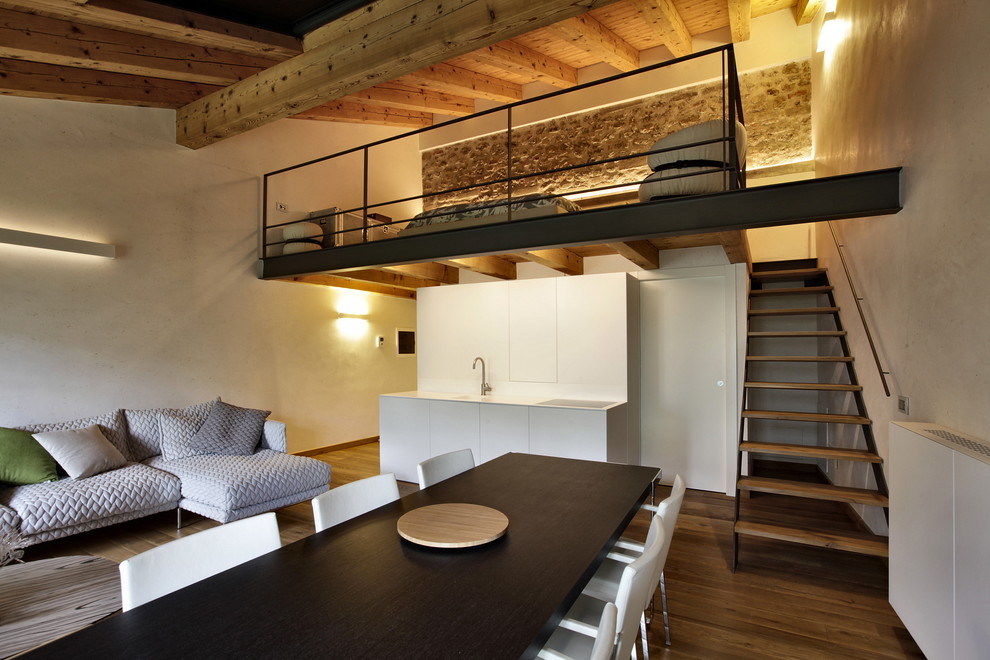 Modernes Wohnzimmer mit weißer Wandfarbe und dunklem Holzboden in Venedig