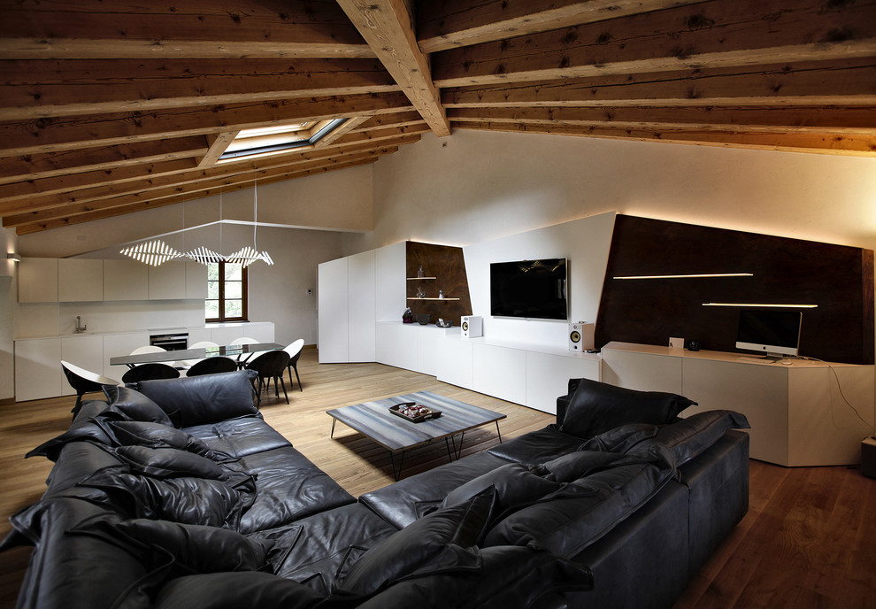 Foto di un grande soggiorno contemporaneo aperto con sala della musica, pareti bianche, pavimento in legno massello medio e parete attrezzata