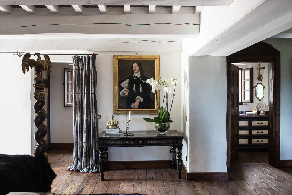Modelo de salón para visitas abierto clásico con paredes blancas y suelo de madera oscura