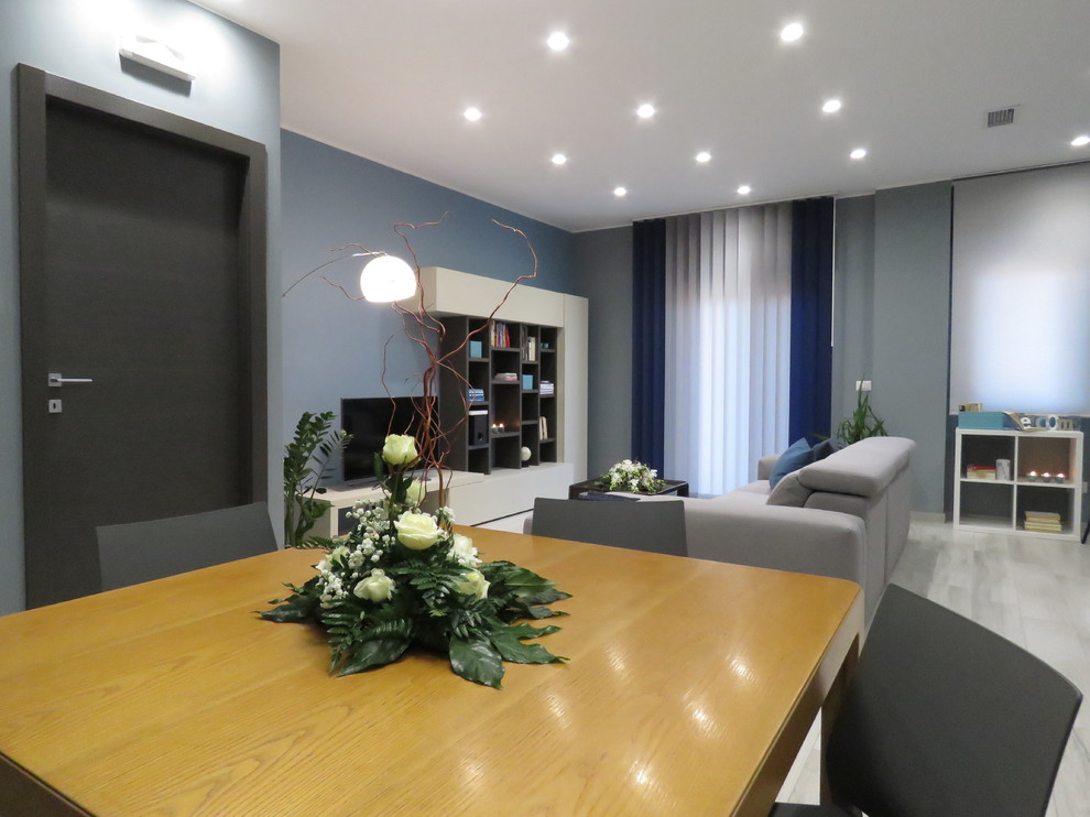 Kleines, Offenes Modernes Wohnzimmer ohne Kamin mit grauer Wandfarbe, Porzellan-Bodenfliesen, freistehendem TV und beigem Boden in Catania-Palermo