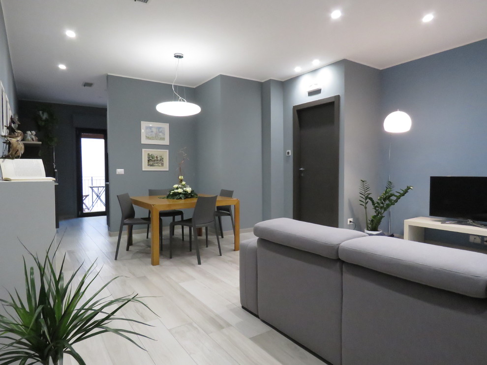 Foto di un piccolo soggiorno moderno aperto con pareti grigie, pavimento in gres porcellanato, nessun camino, TV autoportante e pavimento beige