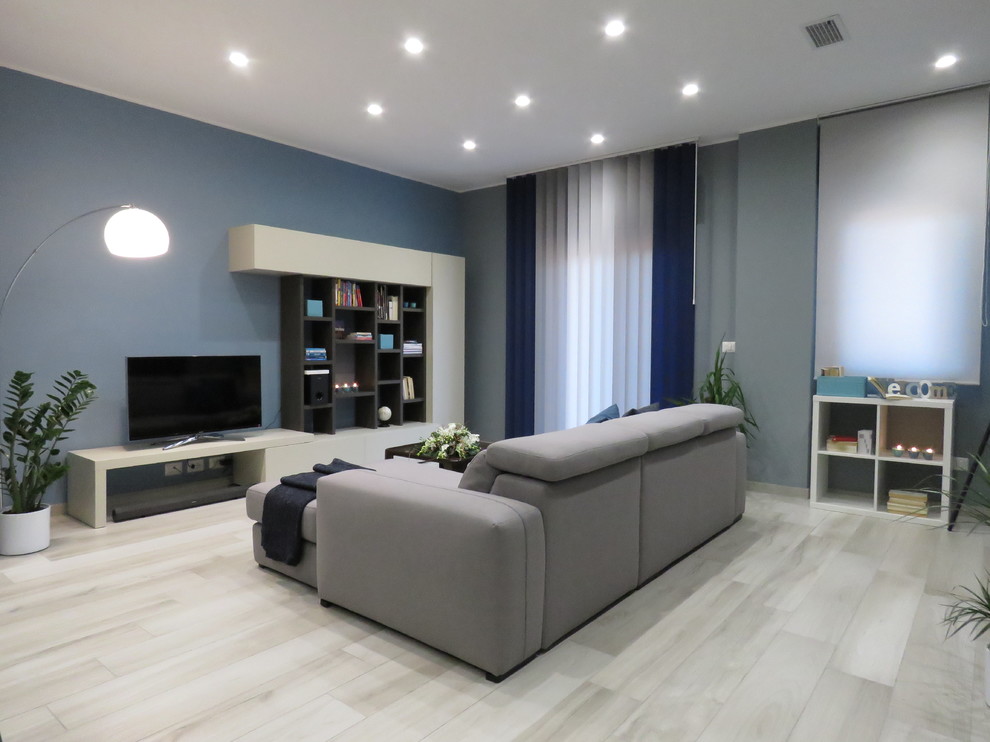 Идея дизайна: маленькая открытая гостиная комната в стиле модернизм с серыми стенами, полом из керамогранита, отдельно стоящим телевизором и бежевым полом без камина для на участке и в саду