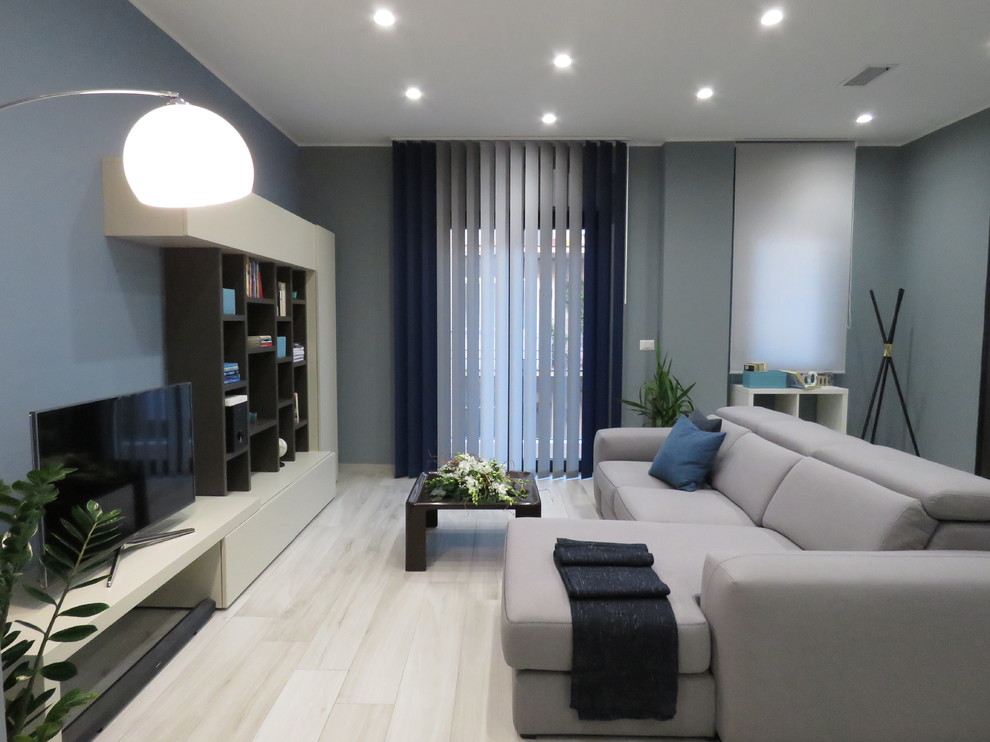 Esempio di un piccolo soggiorno moderno aperto con pareti grigie, pavimento in gres porcellanato, nessun camino, TV autoportante e pavimento beige
