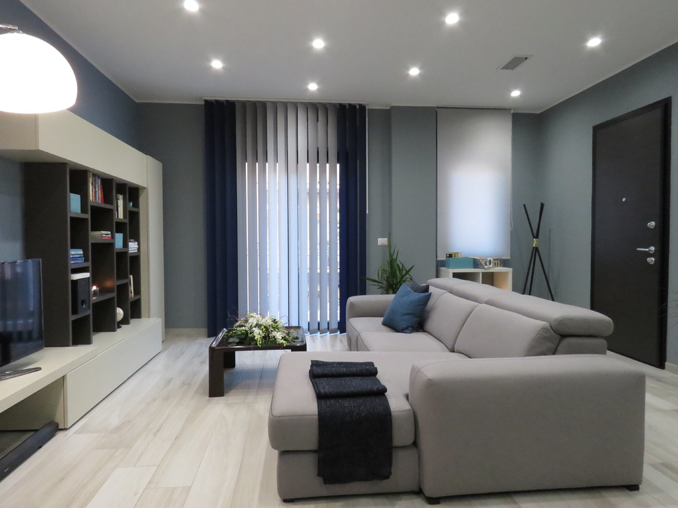 Kleines, Offenes Modernes Wohnzimmer ohne Kamin mit grauer Wandfarbe, Porzellan-Bodenfliesen, freistehendem TV und beigem Boden in Catania-Palermo