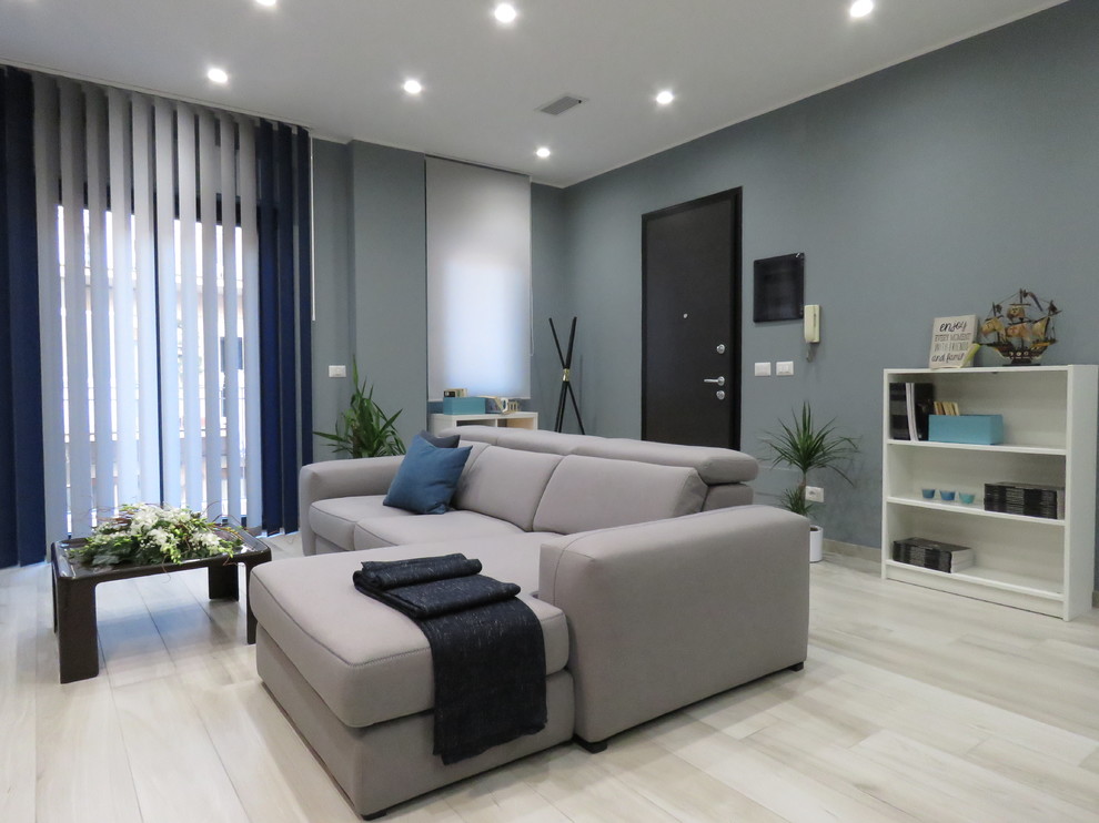 Ejemplo de salón abierto moderno pequeño sin chimenea con paredes grises, suelo de baldosas de porcelana, televisor independiente y suelo beige