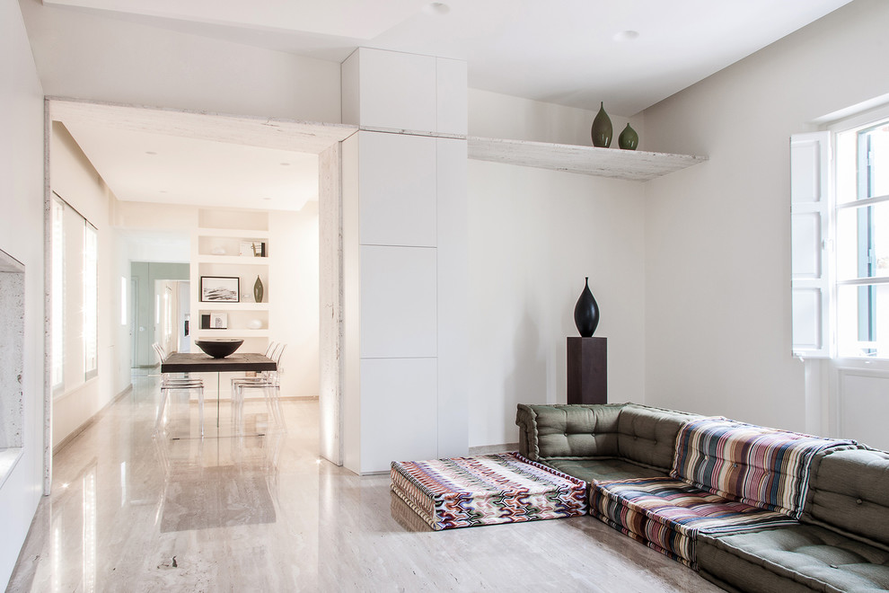 Mittelgroßes, Offenes Modernes Wohnzimmer mit weißer Wandfarbe und Marmorboden in Cagliari