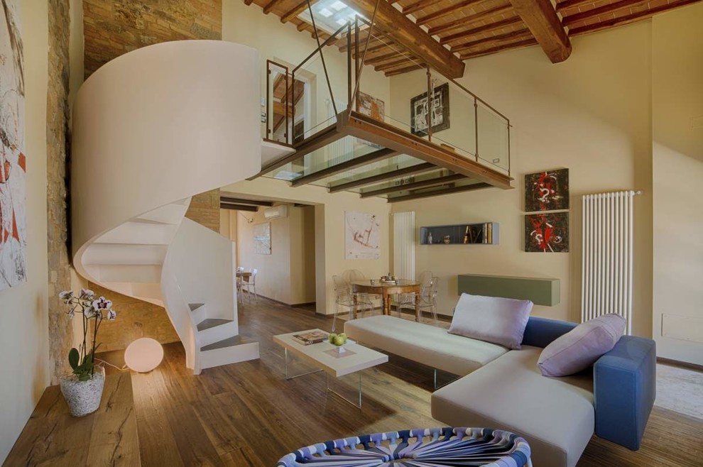 Стильный дизайн: двухуровневая гостиная комната в современном стиле с бежевыми стенами, паркетным полом среднего тона и коричневым полом - последний тренд