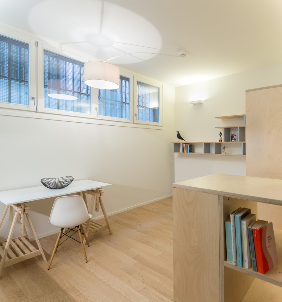 Immagine di un soggiorno nordico di medie dimensioni e stile loft con libreria e pavimento in legno massello medio