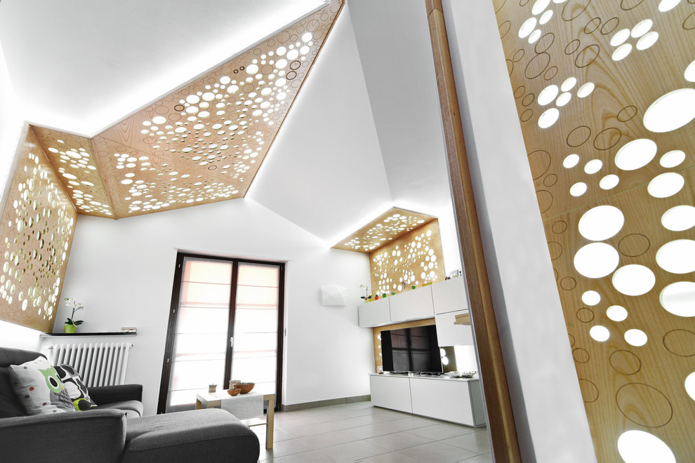 Idee per un piccolo soggiorno design chiuso con pareti bianche, pavimento con piastrelle in ceramica, nessun camino, parete attrezzata e pavimento grigio