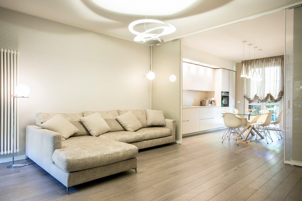 Exemple d'un grand salon moderne ouvert avec un mur beige, parquet clair et un sol gris.