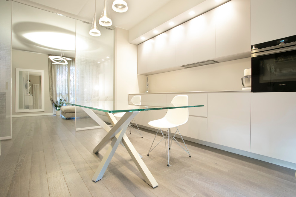 Großes, Offenes Modernes Wohnzimmer mit beiger Wandfarbe, hellem Holzboden, TV-Wand und grauem Boden in Mailand