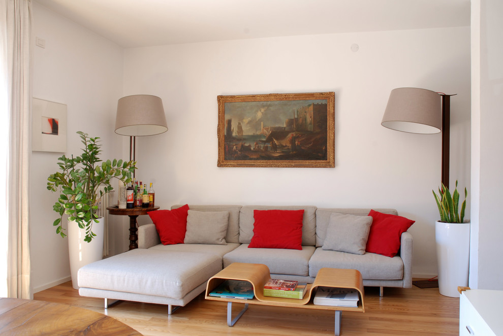 Ispirazione per un soggiorno minimal di medie dimensioni e chiuso con pareti bianche e parquet chiaro