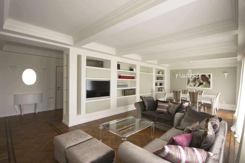 Immagine di un grande soggiorno chic aperto con libreria, pareti multicolore, pavimento in legno verniciato, TV a parete e pavimento marrone