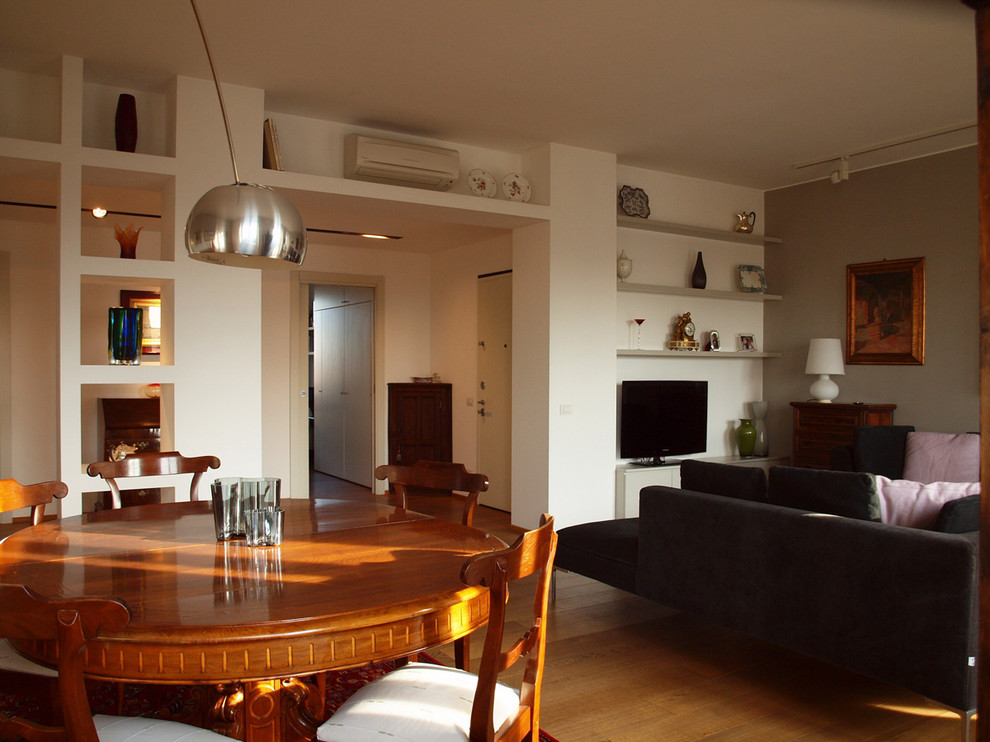 Foto de salón abierto minimalista grande con paredes beige y suelo de madera en tonos medios