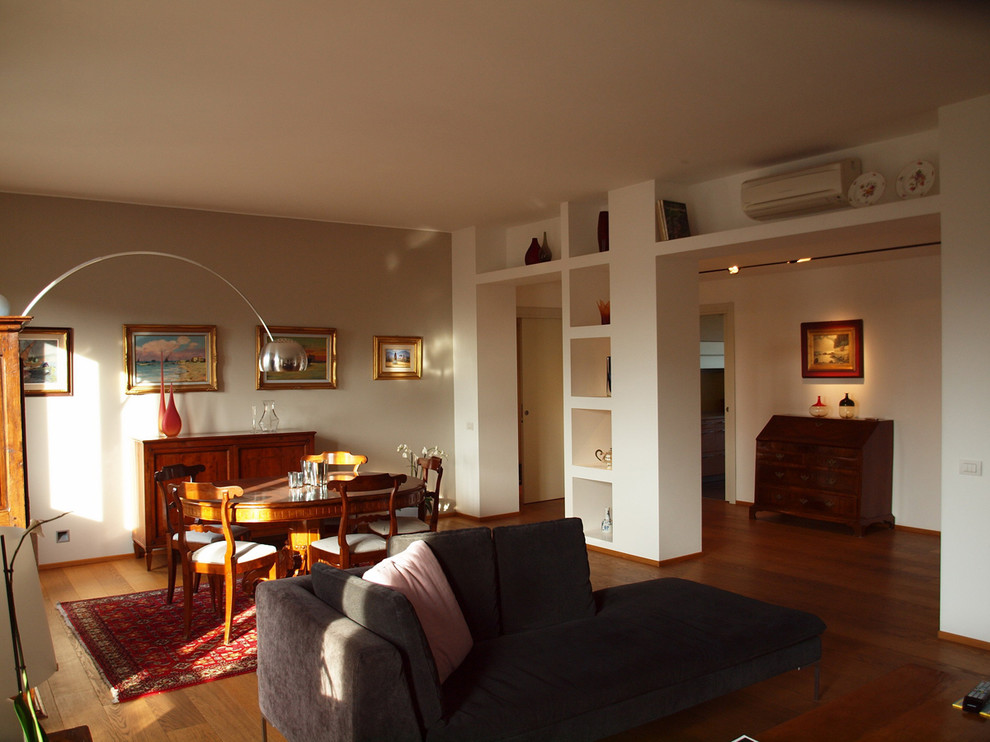 Ejemplo de salón abierto moderno grande con paredes beige y suelo de madera en tonos medios