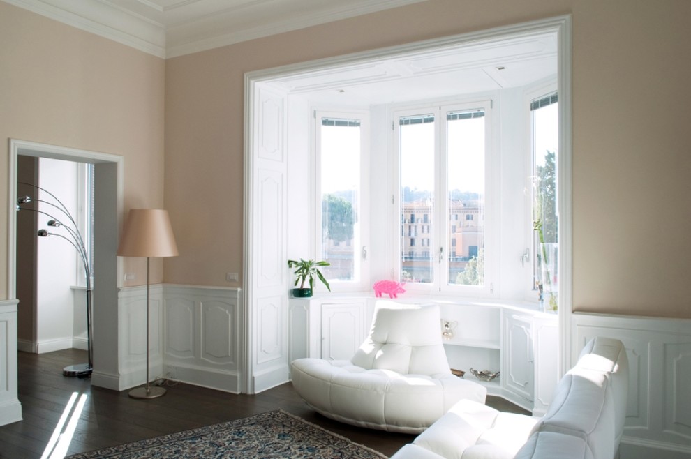 Großes, Offenes Klassisches Wohnzimmer mit beiger Wandfarbe, dunklem Holzboden und braunem Boden in Rom