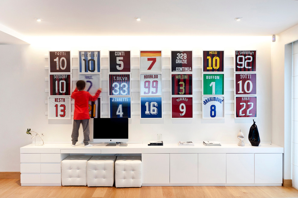 Photo of a scandinavian games room in Cagliari with white walls and light hardwood flooring.