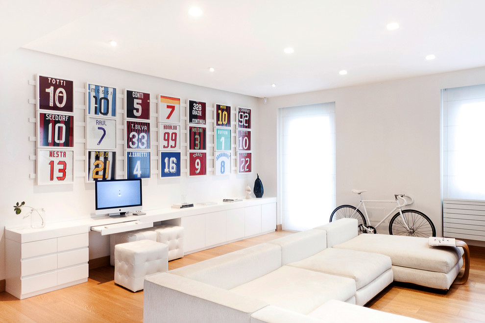 Scandinavian living room in Cagliari with light hardwood flooring.