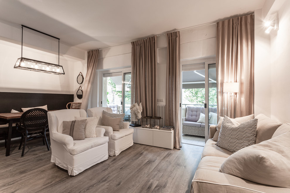 Foto de sala de estar contemporánea con paredes blancas y suelo de madera oscura