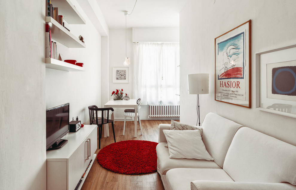 Diseño de salón abierto moderno pequeño con paredes blancas, suelo de madera en tonos medios y televisor independiente
