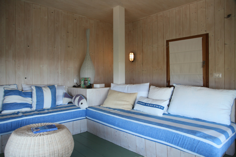 Idee per un piccolo soggiorno country stile loft con pareti beige, pavimento in legno verniciato, pavimento beige, soffitto in legno e pareti in legno