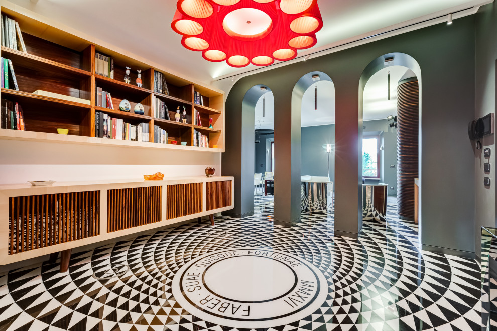 Mittelgroße, Offene Eklektische Bibliothek mit grauer Wandfarbe, Marmorboden, Gaskamin, Kaminumrandung aus Holz, TV-Wand und buntem Boden in Rom