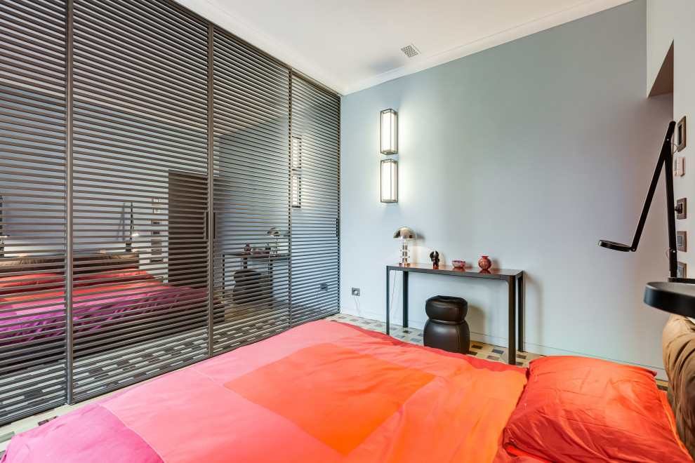 Пример оригинального дизайна: открытая гостиная комната среднего размера в стиле фьюжн с с книжными шкафами и полками, серыми стенами, мраморным полом, горизонтальным камином, фасадом камина из дерева, телевизором на стене и разноцветным полом