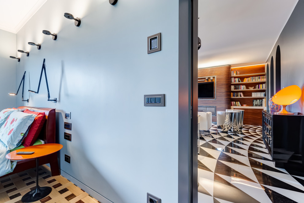 Foto på ett mellanstort eklektiskt allrum med öppen planlösning, med ett bibliotek, grå väggar, marmorgolv, en bred öppen spis, en spiselkrans i trä, en väggmonterad TV och flerfärgat golv