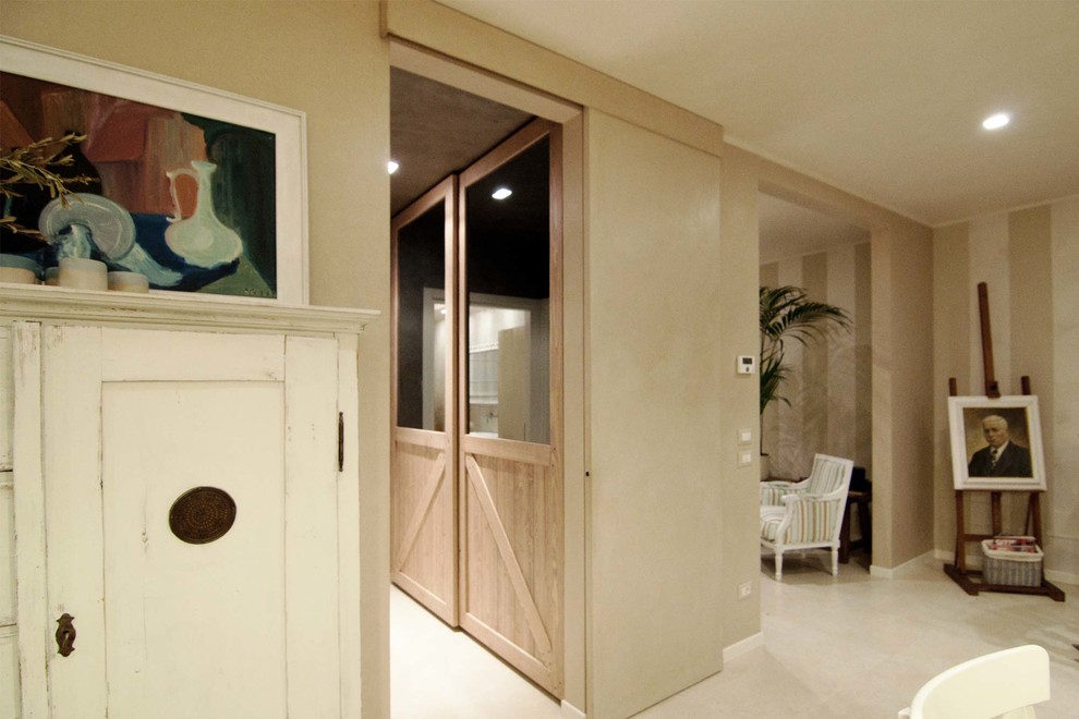 Esempio di un soggiorno minimal di medie dimensioni e aperto con sala formale, pareti beige e pavimento in gres porcellanato